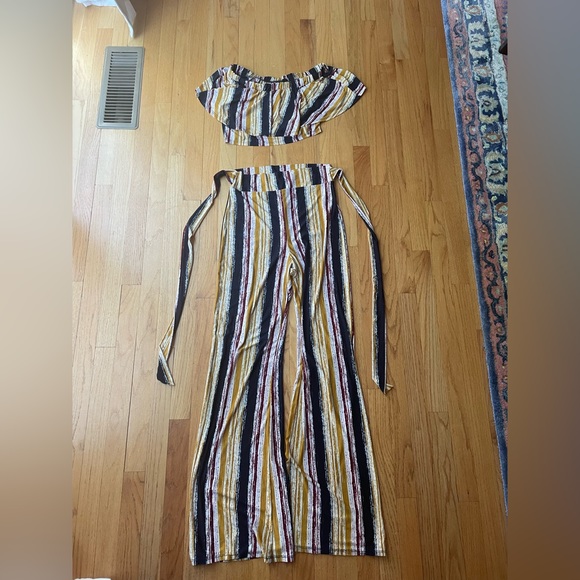 two piece pant set with crop top and flared bottoms - Picture 3 of 4